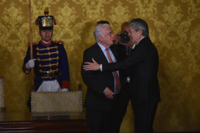 Fernando Santos Alvite en la posesión junto a Guillermo Lasso.
