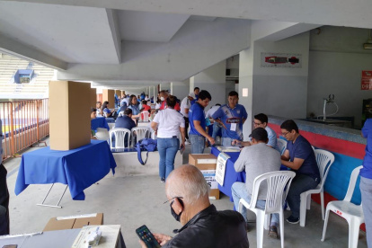 Los socios de Emelec votando en la jornada electoral.