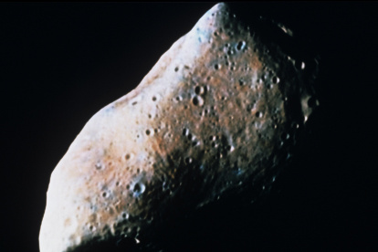 Fotografía de archivo enviada por la sonda espacial "Galileo", que muestra la superficie de un asteroide.