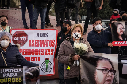 Familiares y amigos de la periodista asesinada Lourdes Maldonado, se manifiestan por el esclarecimiento del crimen, el 24 de enero de 2022 en Tijuana, Baja California (México).