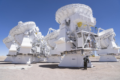 Fotografía del 28 de octubre de 2022, que muestra las antenas del telescopio ALMA en las inmediaciones del observatorio, a más de 5000 metros sobre el nivel del mar, en San Pedro de Atacama, (Chile)
