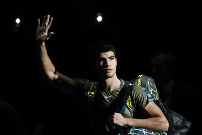 Alcaraz perdía el primer set (3-6) y en el segundo ganaba 6-5 cuando abandonó este viernes en París-Bercy.