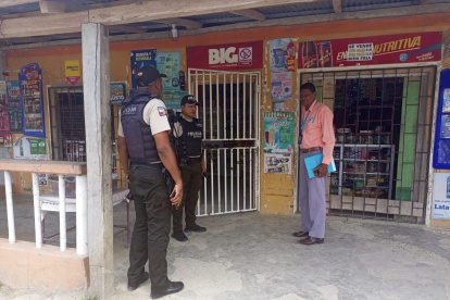 La Arcsa y la Policía Nacional realizan operativos en licoreras de Esmeraldas y Santo Domingo