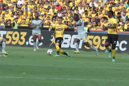 Barcelona y Aucas se enfrentan en la final de ida.