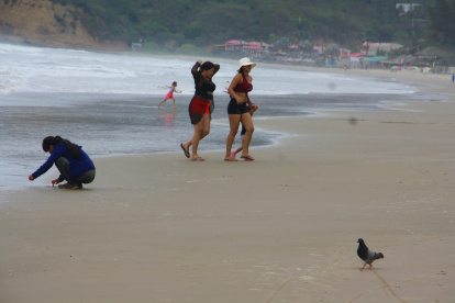 Las playas peninsulares lucieron vacías. El comercio se afectó.