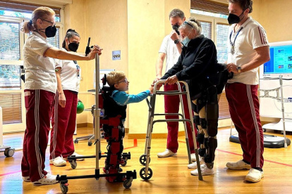 paciente de isquemia medular perinatal de 5 años, prueba el primer exoesqueleto que se puede utilizar sobre la ropa en edad pediátrica, durante la presentación de este mecanismo en el hospital San Raffaele de Roma. Este exoesqueleto, que permite andar a niños de entre 4 y 10 años con enfermedades neurológicas, ha sido diseñado por una empresa española, Marsi Bionics.
