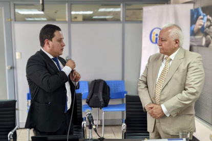 El comisionado, Carlos Amaya (i), posesionando a Pedro Bhrunis (d) como presidente de la mesa.