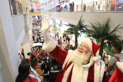 El arribo de Papa Noel abre la temporada navideña en los centros comerciales. El pasado jueves llegó a Mall del Sur.