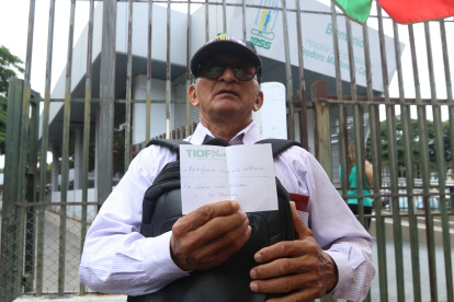 Escasez. El docente jubilado Federico Avilés muestra la receta que le entregaron para sus ojos. Debía comprar las dos medicinas, porque en el HTMC le indicaron que ahí no tenían.