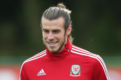 Fútbol - Gales Formación - El Vale Resort, Hensol, Vale of Glamorgan, Gales - 06/10/15 Gales Gareth Bale durante el entrenamiento de Action Images a través de Reuters / Mateo Childs Livepic USO EDITORIAL SOLAMENTE. SOC. Football - Wales Training - The Vale Resort, Hensol, Vale of Glamorgan, Wales - 6/10/15 Wales" Gareth Bale during training Action Images via Reuters / Matthew Childs Livepic EDITORIAL USE ONLY. SOC.