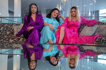 Las actrices mexicanas Adriana Paz (i) y Aracely Arámbula (d), y la actriz chilena Daniela Vega (c), posan durante una entrevista con EFE, el 15 de noviembre de 2022, en Ciudad de México (México).