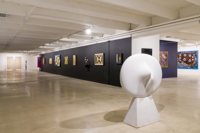 Fotografía cedida por The Related Group donde se muestra la obra de Zilia Sánchez titulada "Lunar blanco".