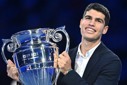 Turin (Italy), 16/11/2022.- Carlos Alcaraz of Spain receives the trophy for finishing the ATP"s year ranking on first place, during the ATP Finals 2022 in Turin, Italy, 16 November 2022. Alcaraz in September 2022 become the youngest world number one in the ATP singles ranking"s history. (Tenis, Italia, España) EFE/EPA/Alessandro Di Marco