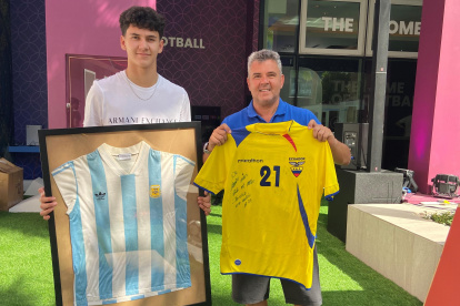 Javier Maluf con la camiseta 21 de Carlos Tenorio (d). Y su hijo Nicolás, con la de Diego Maradona.