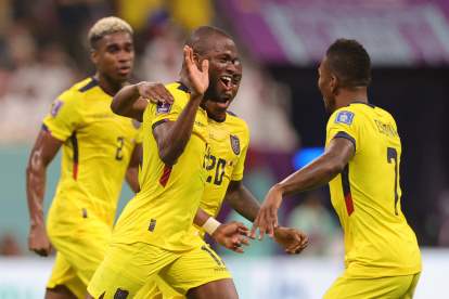 Enner Valencia (c), delantero de la selección ecuatoriana, celebra uno de sus dos goles ante Qatar.