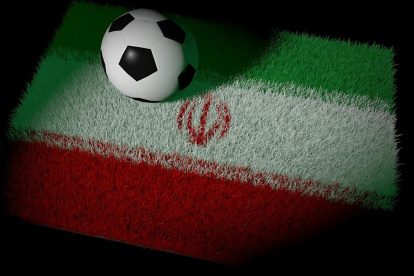 Bandera de Irán, con un balón de fútbol.
