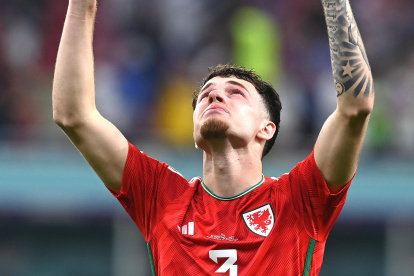 Doha (Qatar), 21/11/2022.- Neco Williams of Wales celebrates after the FIFA World Cup 2022 group B soccer match between the USA and Wales at Ahmad bin Ali Stadium in Doha, Qatar, 21 November 2022. The match ended 1-1. (Mundial de Fútbol, Estados Unidos, Catar) EFE/EPA/Neil Hall