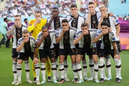 Doha (Qatar), 23/11/2022.- The starting eleven of Germany pose for a team picture before the FIFA World Cup 2022 group E soccer match between Germany and Japan at Khalifa International Stadium in Doha, Qatar, 23 November 2022.