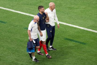 Al Wakrah (Qatar), 22/11/2022.- Lucas Hernandez of France walks off injured during the FIFA World Cup 2022 group D soccer match between France and Australia at Al Janoub Stadium in Al Wakrah.