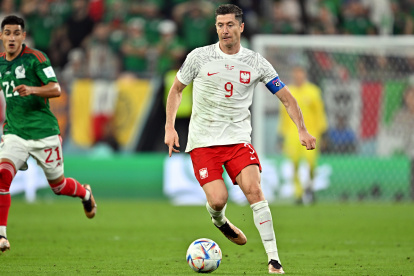 Doha (Qatar), 22/11/2022.- Robert Lewandowski of Poland during the FIFA World Cup 2022 group C soccer match between Mexico and Poland at Stadium 947 in Doha, Qatar, 22 November 2022. (Mundial de Fútbol, Polonia, Catar) EFE/EPA/Noushad Thekkayil