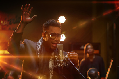 Fotografía promocional cedida por Saban Music donde aparece el cantante puertorriqueño Don Omar durante un momento de su nuevo tema "Agradecido".