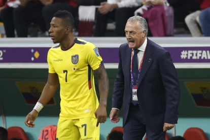 Gustavo Alfaro (d), entrenador de la selección ecuatoriana, blinda a sus jugadores.