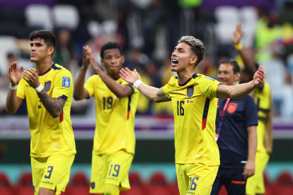 Al Khor (Qatar), 20/11/2022.- Ecuador"s Jeremy Sarmiento (front) and teammates celebrate after winning the FIFA World Cup 2022 group A Opening Match between Qatar and Ecuador at Al Bayt Stadium in Al Khor, Qatar, 20 November 2022. Ecuador won 2-0. (Mundial de Fútbol, Catar) EFE/EPA/Tolga Bozoglu