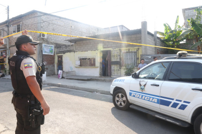 Guayaquil. El área donde ocurrió el asesinato fue acordonada por la Policía. Se recogieron varios indicios.