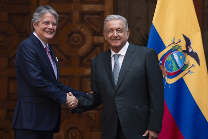 El presidente de México, Andrés Manuel López Obrador (d), posa junto al presidente   (México). El presidente de México, Andrés Manuel López Obrador, y su homólogo de Ecuador, Guillermo Lasso, arrancaron este jueves su reunión oficial en Ciudad de México que tiene como objetivo cerrar las negociaciones de un acuerdo comercial entre ambos países. EFE/ Mario Guzmán