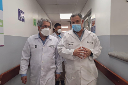 El ministro de Salud, José Ruales (i), y el exgerente del Teófilo Dávila, Daniel Calle, en un recorrido por el hopsital en julio de 2022.