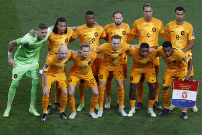 Doha (Qatar), 25/11/2022.- Players of the Netherlands before the FIFA World Cup 2022 group A soccer match between the Netherlands and Ecuador at Khalifa International Stadium in Doha, Qatar, 25 November 2022. (Mundial de Fútbol, Países Bajos; Holanda, Catar) EFE/EPA/Rungroj Yongrit