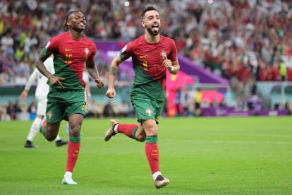 Bruno Fernandes (d) de Portugal celebra después de anotar el 2-0 durante el partido.