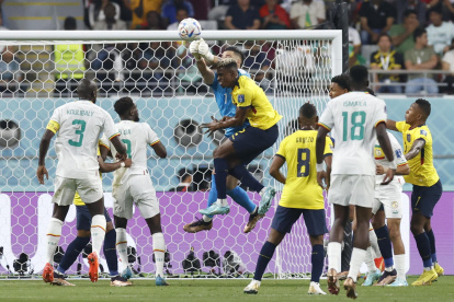 GR2041. DOHA (CATAR), 29/11/2022.-Hernán Galíndez, arquero de Ecuador, rechaza un embate sobre la portería tricolor