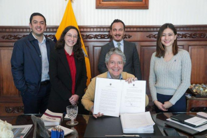 El presidente Guillermo Lasso anunció la firma del decreto acompañado de algunos de sus asesores.