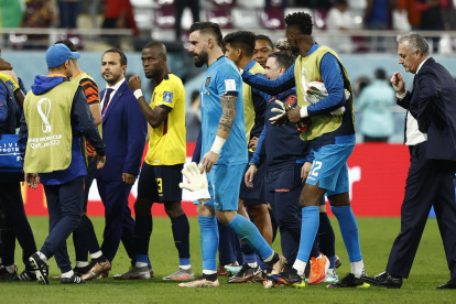 Los jugadores de la selección nacional dejaron desolados el campo tras la eliminación.