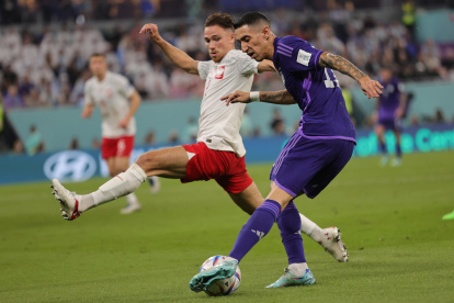 Doha (Qatar), 30/11/2022.- Matty Cash (L) of Poland in action against Angel Di Maria of Argentina during the FIFA World Cup 2022 group C soccer match between Poland and Argentina at Stadium 947 in Doha, Qatar, 30 November 2022. (Mundial de Fútbol, Polonia, Catar) EFE/EPA/Friedemann Vogel