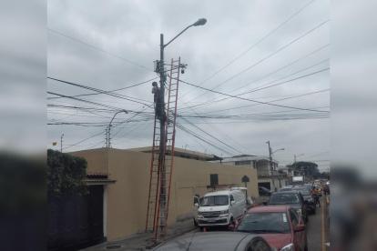 El miércoles anterior, el exbombero publicó en Twitter que le extrañó que obreros hayan instalado cuatro cámaras de seguridad frente a su casa.