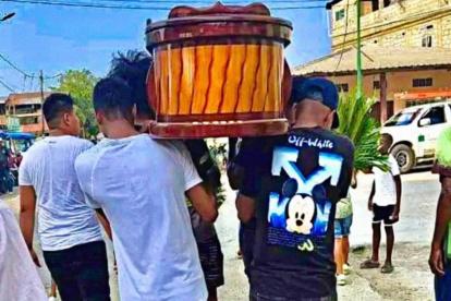 Sepelio. En redes sociales circularon imágenes del traslado del féretro.