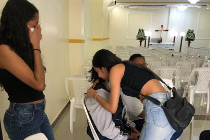 Babahoyo. Familiares y amigos durante el velorio de la joven.