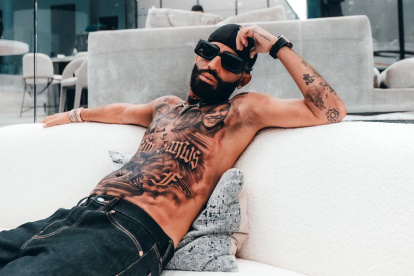 Fotografía cedida hoy por Acoustyle Communications donde aparece el cantante urbano puertorriqueño Arcángel, quien publicó este jueves su nuevo álbum "Sr. Santos".