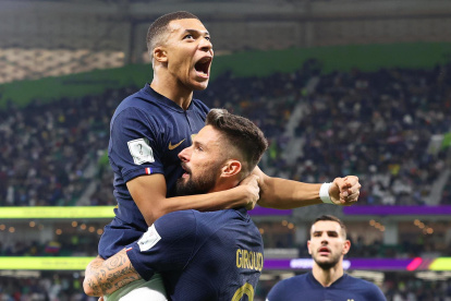 Olivier Giroud (C) de Francia celebra con Kylian Mbappe (L) después de marcar el 1-0 en Al Thumama Estadio en Doha, Catar.