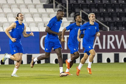 Doha (Qatar), 03/12/2022.- French players (from L) Adrien Rabiot, Marcus Thuram Kingsley Coman and Antoine Griezmann attend a training session at Al Sadd SC Stadium in Doha, Qatar, 03 December 2022. France will face Poland in their FIFA World Cup 2022 round of 16 soccer match on 04 December 2022. (Mundial de Fútbol, Francia, Polonia, Catar) EFE/EPA/MARTIN DIVISEK