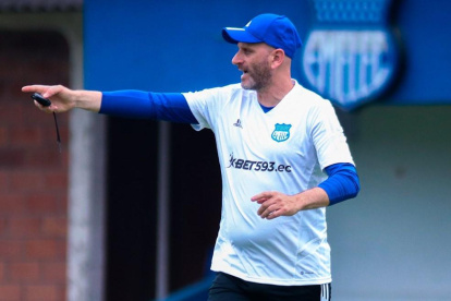 El entrenador del Club Sport Emelec, Miguel Rondelli, estuvo al mando de la práctica en el Polideportivo de Samanes.
