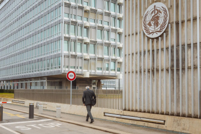 Ginebra. Un hombre camina frente a la sede de la OMS.