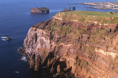 Imagen de archivo de una panorámica desde Câmara de Lobos en Madeira.