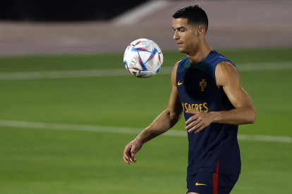 Cristiano Ronaldo, capitán de Portugal, durante la práctica de su selección que se alista para medir a Marruecos en los Cuartos de final de Qatar 2022.