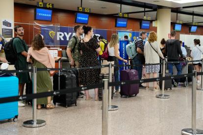 Fotografía de archivo de pasajeros en la T2 del Aeropuerto de de El Pra en Barcelona (España)