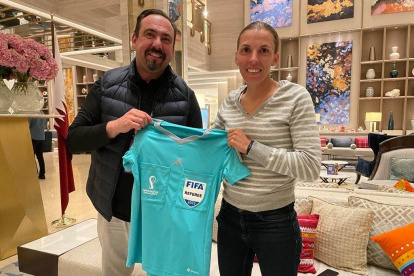 La central Stéphanie Frappart entrega camiseta al