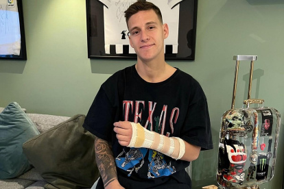 Quartararo, quien hizo 248 puntos para quedar segundo en el Mundial 2022  (Bagnaia fue campeón con 265), posa con una férula.