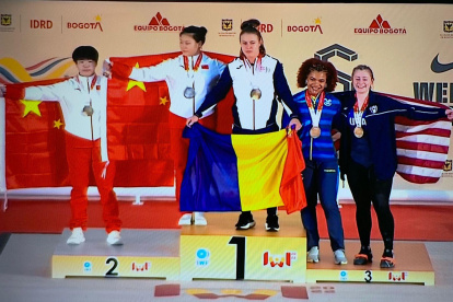 La pesista ecuatoriana (d) en el podio de la premiación del total olímpico donde también fue récord sudamericano.